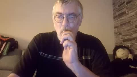 Snapshot of pinholder chatting on 12-17-25, 07:31 Michael online show from 12-17-25, 07:31