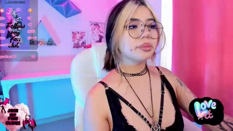 Snapshot of pinkk_demon chatting on 11-26-25, 02:07 PINKK online show from 11-26-25, 02:07