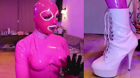 Snapshot of pinklatexgurl chatting on 12-21-25, 01:35 pinklatexgurl online show from 12-21-25, 01:35