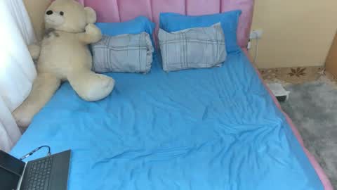 Snapshot of pinkysmiles chatting on 11-17-25, 12:11 Pinky online show from 11-17-25, 12:11