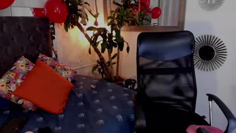 Snapshot of pixy_20 chatting on 02-14-25, 11:42 cris online show from 02-14-25, 11:42