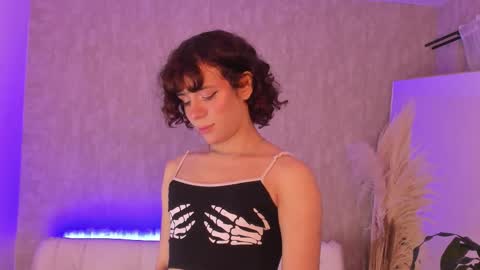 Snapshot of pixy_20 chatting on 09-19-25, 04:25 cris online show from 09-19-25, 04:25