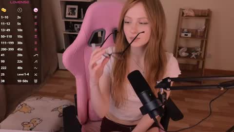 Snapshot of plastic_beach chatting on 04-12-26, 11:43 Lene online show from 04-12-26, 11:43