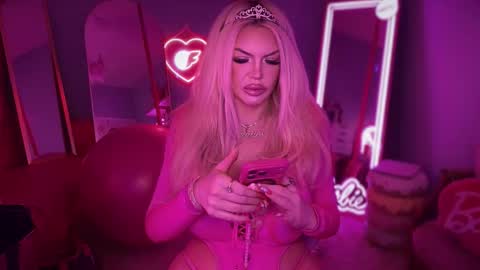 Snapshot of plasticfuckdoll chatting on 09-27-25, 12:15 Dumb bimbo fuck doll online show from 09-27-25, 12:15