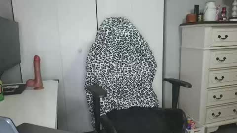 Snapshot of platinum_princess_nicole chatting on 12-23-25, 01:03 platinum_princess_nicole online show from 12-23-25, 01:03