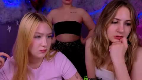 Sophie online show from 06-25-26, 07:51