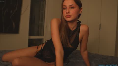 Snapshot of playwithmil chatting on 01-05-26, 05:27 21 y.o Mila online show from 01-05-26, 05:27