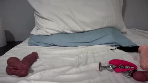 Snapshot of pleasure6887604 chatting on 11-15-25, 04:14 MirIsk online show from 11-15-25, 04:14