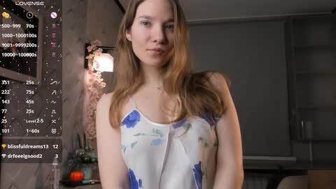 Snapshot of pluf_pluf chatting on 12-21-24, 01:15 HiI am Vivian online show from 12-21-24, 01:15