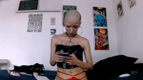 Snapshot of plutonbluemoon_999 chatting on 05-14-26, 06:26 online show from 05-14-26, 06:26