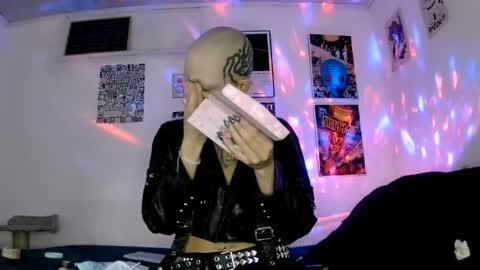 Snapshot of plutonbluemoon_999 chatting on 05-20-26, 12:06 online show from 05-20-26, 12:06