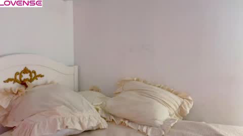 Snapshot of poison_girls chatting on 05-25-26, 11:27 Rose online show from 05-25-26, 11:27