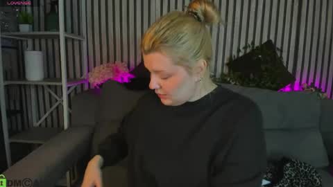 Polly online show from 05-23-26, 01:11