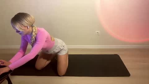 Snapshot of pollyy__mollyy chatting on 07-20-26, 01:46 Polly online show from 07-20-26, 01:46