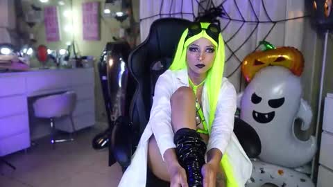 Snapshot of polvodeestrellas_ chatting on 10-29-25, 12:46 - Help me Reach 100 thumbs up online show from 10-29-25, 12:46