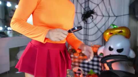 Snapshot of polvodeestrellas_ chatting on 10-31-25, 11:28 - Help me Reach 100 thumbs up online show from 10-31-25, 11:28