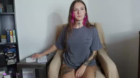 Snapshot of poppyquinn chatting on 06-20-26, 01:52 PoppyQuinn online show from 06-20-26, 01:52