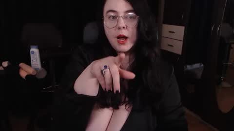 Snapshot of posh_mistress chatting on 05-18-26, 04:07 PoshMistres online show from 05-18-26, 04:07