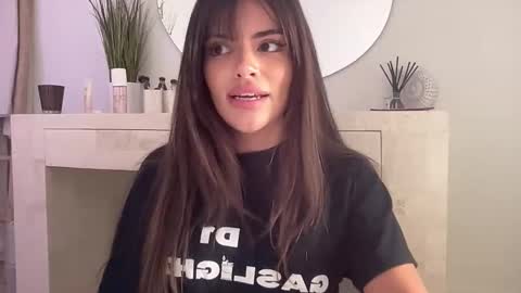 Snapshot of poutyselena chatting on 10-22-25, 11:37 Selena online show from 10-22-25, 11:37