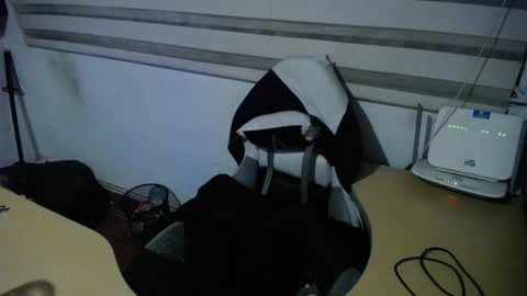 powerfulzeus2 online show from 12-18-25, 01:55