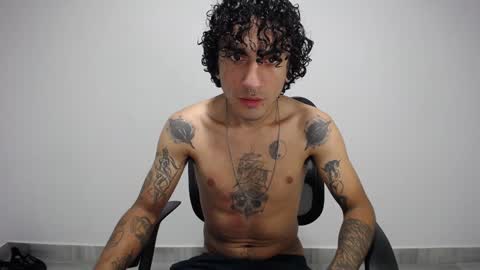 Snapshot of present_the_magic chatting on 01-06-25, 04:47 Plux online show from 01-06-25, 04:47