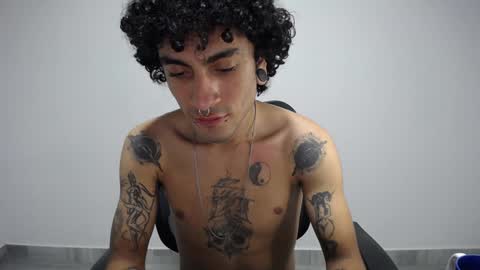 Snapshot of present_the_magic chatting on 01-13-25, 03:23 Plux online show from 01-13-25, 03:23