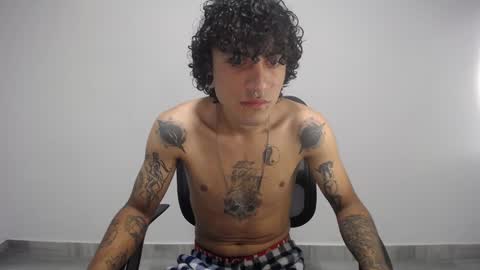 Snapshot of present_the_magic chatting on 01-14-25, 01:15 Plux online show from 01-14-25, 01:15