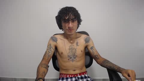 Snapshot of present_the_magic chatting on 01-20-25, 03:26 Plux online show from 01-20-25, 03:26