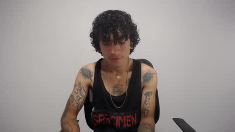 Snapshot of present_the_magic chatting on 01-23-25, 02:44 Plux online show from 01-23-25, 02:44