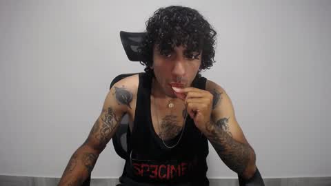 Snapshot of present_the_magic chatting on 02-01-25, 11:37 Plux online show from 02-01-25, 11:37