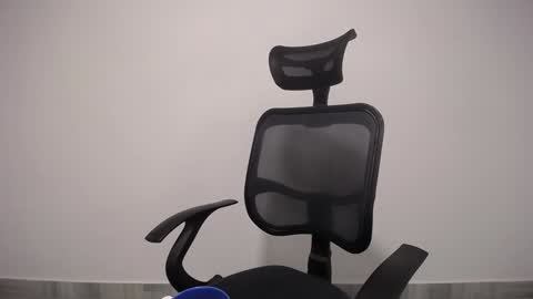 Snapshot of present_the_magic chatting on 02-04-25, 04:05 Plux online show from 02-04-25, 04:05