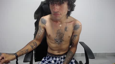 Snapshot of present_the_magic chatting on 02-06-25, 02:11 Plux online show from 02-06-25, 02:11