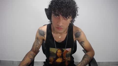 Snapshot of present_the_magic chatting on 02-09-25, 08:13 Plux online show from 02-09-25, 08:13