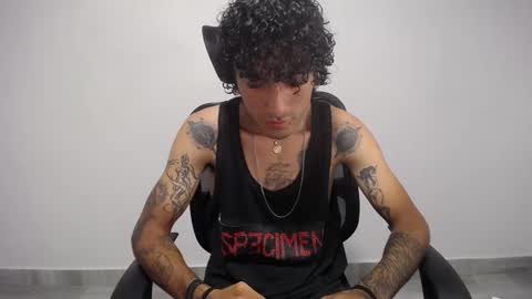 Snapshot of present_the_magic chatting on 02-12-25, 07:35 Plux online show from 02-12-25, 07:35