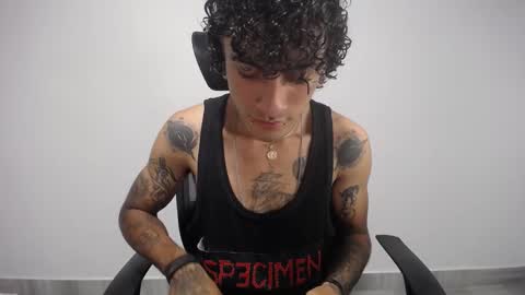 Snapshot of present_the_magic chatting on 02-13-25, 02:56 Plux online show from 02-13-25, 02:56