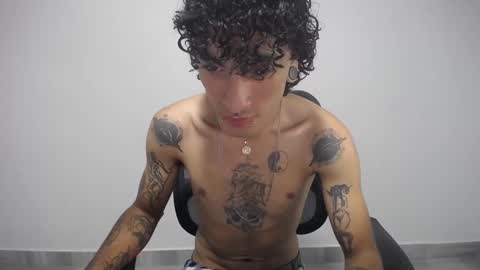 Snapshot of present_the_magic chatting on 02-17-25, 09:19 Plux online show from 02-17-25, 09:19