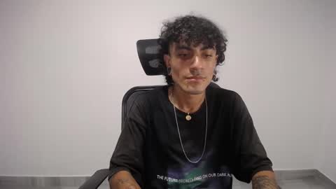 Snapshot of present_the_magic chatting on 02-24-25, 10:25 Plux online show from 02-24-25, 10:25