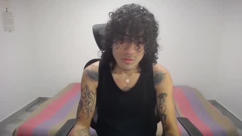 Snapshot of present_the_magic chatting on 09-18-25, 04:53 Plux online show from 09-18-25, 04:53