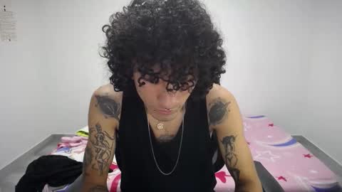 Snapshot of present_the_magic chatting on 10-01-25, 04:51 Plux online show from 10-01-25, 04:51