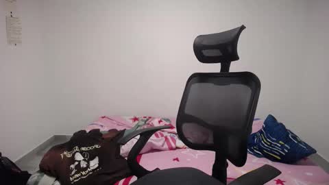 Snapshot of present_the_magic chatting on 10-11-25, 05:17 Plux online show from 10-11-25, 05:17