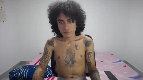 Snapshot of present_the_magic chatting on 10-14-25, 07:42 Plux online show from 10-14-25, 07:42