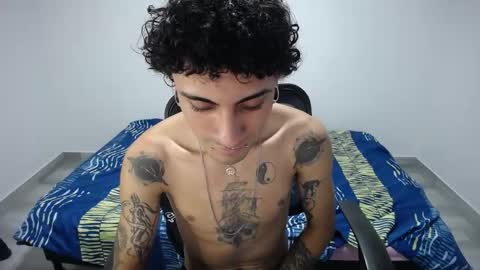 Snapshot of present_the_magic chatting on 10-21-25, 06:41 Plux online show from 10-21-25, 06:41