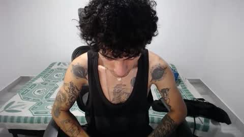 Snapshot of present_the_magic chatting on 10-22-25, 07:46 Plux online show from 10-22-25, 07:46