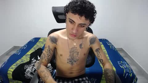 Snapshot of present_the_magic chatting on 10-23-25, 08:18 Plux online show from 10-23-25, 08:18