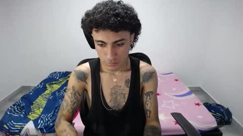 Snapshot of present_the_magic chatting on 10-24-25, 06:37 Plux online show from 10-24-25, 06:37