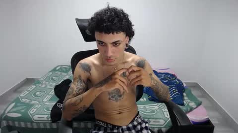 Snapshot of present_the_magic chatting on 10-28-25, 06:54 Plux online show from 10-28-25, 06:54