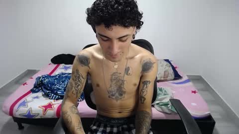 Snapshot of present_the_magic chatting on 10-29-25, 03:58 Plux online show from 10-29-25, 03:58