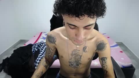 Snapshot of present_the_magic chatting on 10-30-25, 06:41 Plux online show from 10-30-25, 06:41