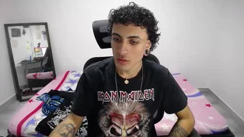 Snapshot of present_the_magic chatting on 10-31-25, 09:10 Plux online show from 10-31-25, 09:10