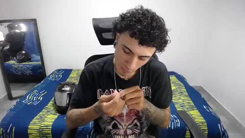 Snapshot of present_the_magic chatting on 10-31-25, 11:39 Plux online show from 10-31-25, 11:39